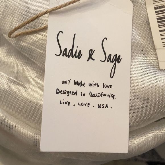 Sadie & Sage blue & white jumper w/ a bottom ruffle and criss cross back. - Picture 10 of 12